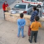 Voluntarios de Cruz Roja reparten alimentos a familias confinadas por positivos en covid-19