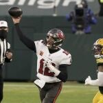 Tom Brady lanza el balón en la final de la NFC entre Green Bay Packers y Tampa Bay Buccaneers