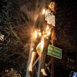 Un maniquí de la primera ministra danesa, Mette Frederiksen, con un cartel al cuello en el que se lee "debe ser colgada", es quemado en una manifestación el pasado sábado