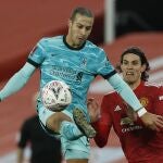 Thiago Alcántara controla un balón ante Edinson Cavani en el Manchester United-Liverpool de FA Cup.
