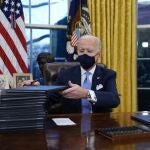 Joe Biden firmando el decreto por el que suspendió la construcción del 'muro de Trump' el 21 de enero