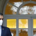 El presidente del Gobierno, Pedro Sánchez momentos antes de la reunión con el lehendakari, Iñigo Urkullu mantenida este lunes en el Palacio de la Moncloa, en Madrid. EFE/Ballesteros