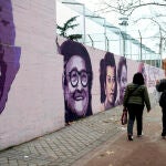 Una mujer pasa por el mural feminista en el polideportivo municipal de la Concepción en el distrito de Ciudad Lineal