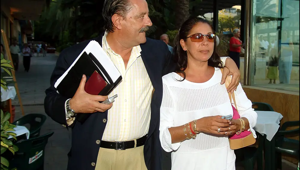 LA CANTANTE ISABEL PANTOJA Y SU NOVIO JULIAN MUÑOZ POR LAS CALLES DE SEVILLAKORPA / © KORPA02/09/03 MARBELLA