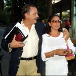 LA CANTANTE ISABEL PANTOJA Y SU NOVIO JULIAN MUÑOZ POR LAS CALLES DE SEVILLAKORPA / © KORPA02/09/03 MARBELLA