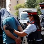 Los agentes de los Mossos custodian al presunto violador tras su detención