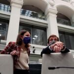 El alcalde de Madrid, José Luis Martínez Almeida, conversa con la delegada de Cultura, Andrea Levy, al inicio del pleno del Ayuntamiento celebrado este martes. EFE/Juan Carlos Hidalgo