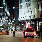 Varios agentes de policía en una céntrica zona de La Haya en pleno toque de queda por la covid