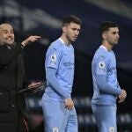 El entrenador del Manchester City, Pep Guardiola, da instrucciones a sus jugadores