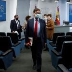 - El ministro de Sanidad, Salvador Illa (c), al término de la rueda de prensa posterior al último Consejo de Ministros en el que participará como ministro