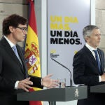 El ministro del Interior, Fernando Grande-Marlaska, y el ministro de Sanidad saliente, Salvador Illa