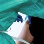 GRAF6625. IBIZA, 25/01/2021.- Una mujer recibe en la residencia Sa Serra, de Sant Antoni de Portymany (Ibiza), la segunda dosis de la vacuna contra la covid-19, este lunes. A las 15.30 horas ha comenzado la administración de la segunda dosis en las residencias ibicencas, después de 21 días desde la inoculación de la primera dosis. EFE/ Sergio G. Cañizares/POOL