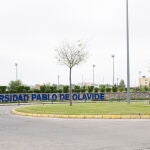 Imagen de la entrada principal de la Universidad Pablo de Olavide de Sevilla