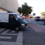 Furgones de la Guardia Civil en la Ciudad de la Justicia de Málaga. EFE/Jorge Zapata.