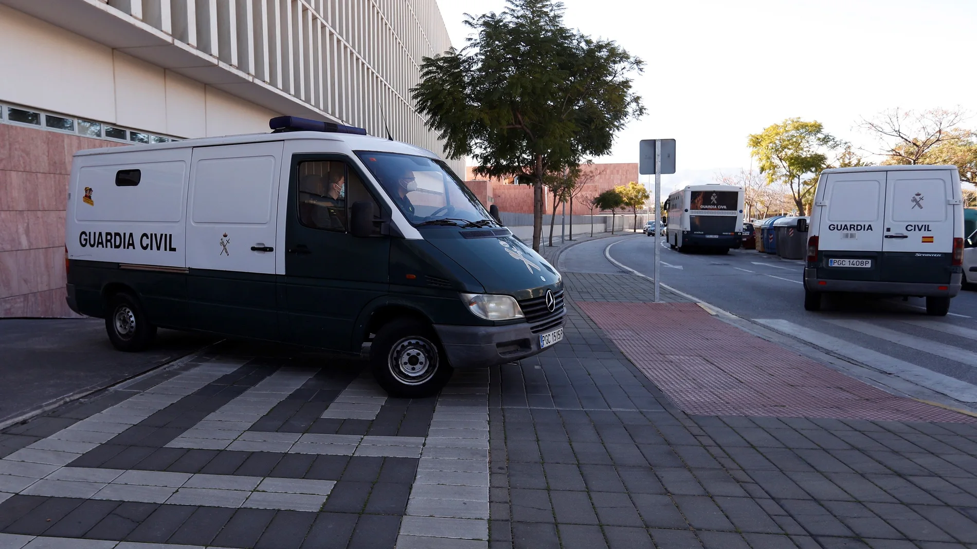 Furgones de la Guardia Civil en la Ciudad de la Justicia de Málaga. EFE/Jorge Zapata.