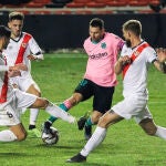 Messi intenta regatear a varios jugadores del Rayo