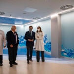 El presidente de la Junta, Juanma Moreno (2d),acompañado por el consejero de Salud y Familias, Jesús Aguirre (2i), durante su visita a las nuevas instalaciones del Hospital Infantil Virgen del Rocío