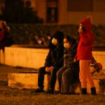 Vecinos de Granada, salan a la calle tras seis nuevos terremotos de magnitud oscilante entre 2,7 y 4,3. En la fotografía vecinos del barrio Zaidin- Vergeles. Granada (Andalucía) a 27 de enero del 2021
