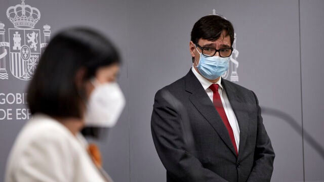 La ministra de Sanidad, Carolina Darias, y el anterior titular de ese departamento, Salvador Illa, durante el acto de traspaso de la cartera del Ministerio de Sanidad, el 27 de enero de 2021.