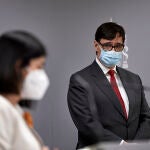La ministra de Sanidad, Carolina Darias, y el anterior titular de ese departamento, Salvador Illa, durante el acto de traspaso de la cartera del Ministerio de Sanidad, el 27 de enero de 2021.
