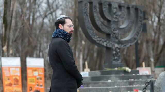 Un joven asiste a la ceremonia del Día Internacional de Conmemoración en Memoria de las Víctimas del Holocausto en Kiev