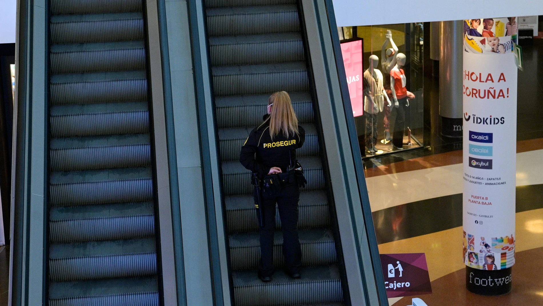 Una vigilante de Prosegur sube las escaleras del centro comercial Marineda en A Coruña, Galicia, (España)