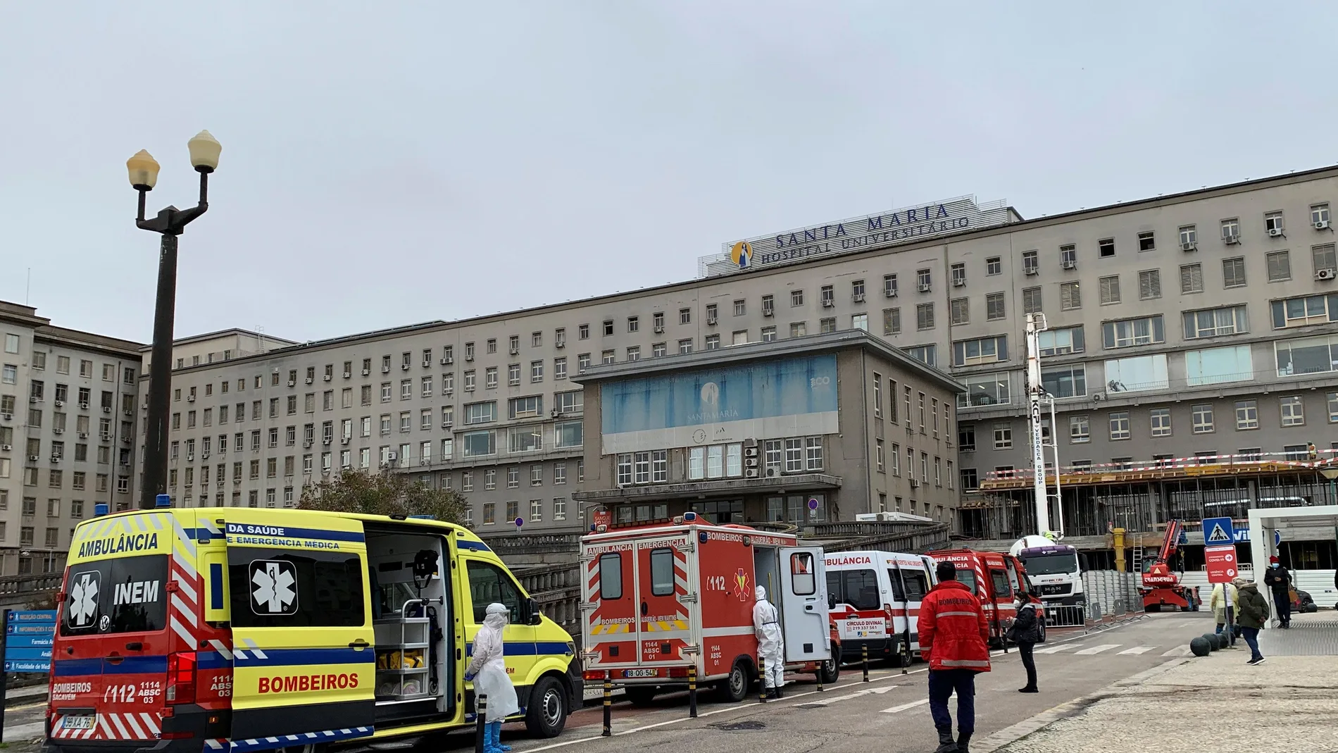 Filas de ambulancias con pacientes covid frente al hospital de Santa María, este miércoles, en Lisboa. Portugal