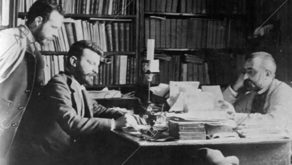 Tortosa (Tarragona), 1886. El doctor Ferrán en su despacho de Tortosa, dando cuenta a los doctores Pauli y Gimeno, actual presidente de la Academia Nacional de Medicina, de sus trabajos para el descubrimiento de la vacuna anticolérica.