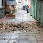 Imagen de una calle con cascotes caídos de los edificios en la localidad granadina de Santa Fe