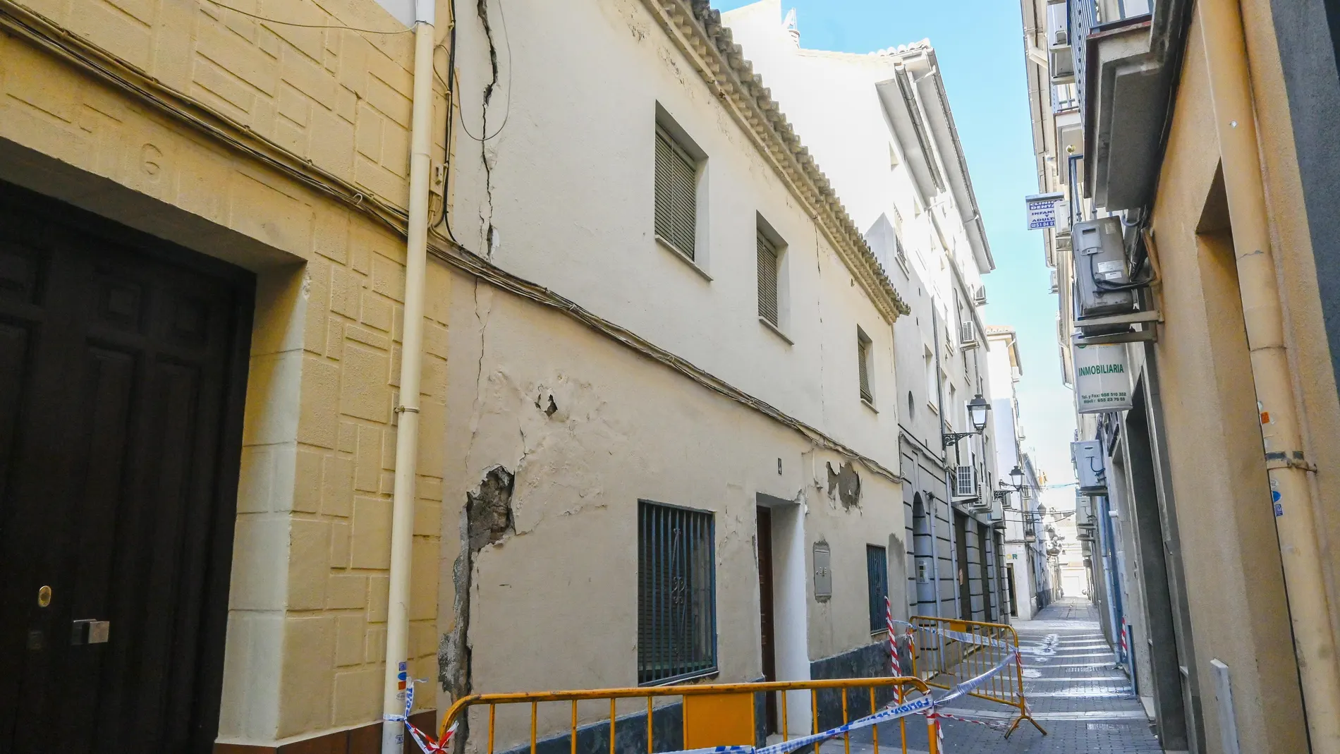Calles de Santa Fe(Granada) precintadas por seguridad tras los terremotos pasados