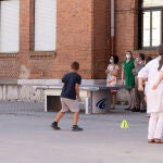 La consejera de Familia e Igualdad de Oportunidades, Isabel Blanco, durante una visita el Colegio Público Ponce de León de Valladolid, donde se desarrolla el programa Conciliamos