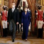 Felipe VI, acompañado de la reina Letizia, preside este jueves en el Palacio Real la tradicional recepción al cuerpo diplomático acreditado en España, que en esta ocasión ha visto reducido el número de invitados a la mitad debido a las restricciones por la pandemia.