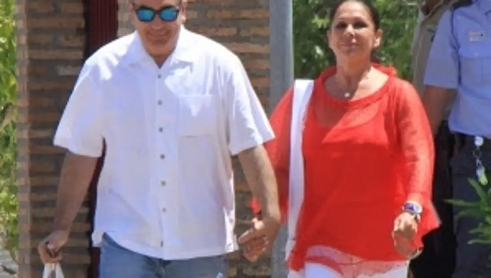 LA CANTANTE ISABEL PANTOJA CON SU HERMANO AGUSTIN SALIENDO DE LA CARCEL DE ALCALA DE GUADAIRA