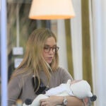 Maria Pombo con su hijo en Madrid