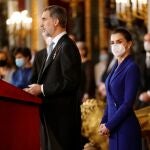 El rey Felipe VI, acompañado de la reina Letizia, preside este jueves en el Palacio Real la tradicional recepción al cuerpo diplomático acreditado en España. EFE/ Chema Moya / POOL