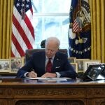 Joe Biden firma la orden ejecutiva en materia sanitaria