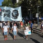 Militantes de la agrupación Barrios de Pie protestan por la estrategia sanitaria