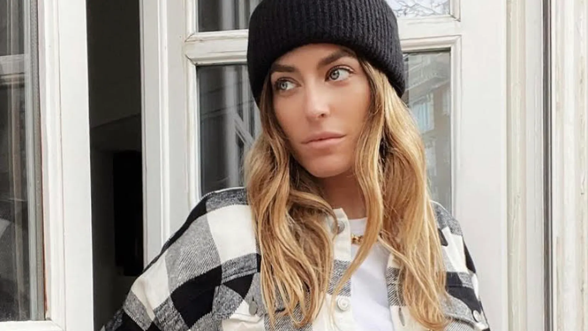 Nat Cebrián con sobrecamisa de cuadros de Zara.