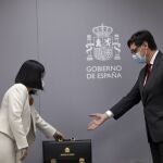 La nueva ministra de Sanidad, Carolina Darias (i) y el anterior titular de ese departamento y actual candidato del PSC a las elecciones catalanas, Salvador Illa (d)