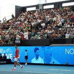 El público llenó las gradas del Memorial Drive Tennis Centre de Adelaida para ver a Djokovic.