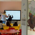 Una profesora de infantil, en clase con sus alumnos