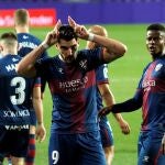 El delantero del Huesca Rafa Mir (c) celebra tras marcar ante el Valladolid, durante el partido de Liga en Primera División que disputan esta noche en el estadio José Zorrilla. EFE/R. García