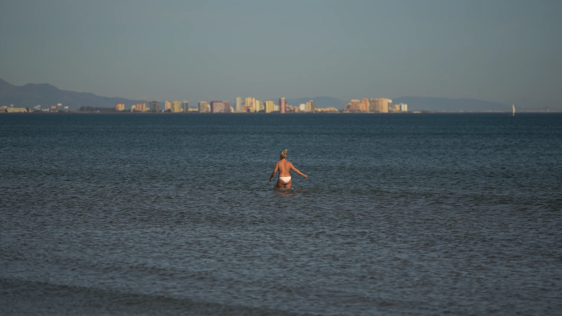 Hallan ahogada a una joven de 24 años y se busca a otro bañista en Torrevieja