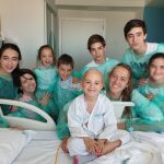La familia Abad Mora posa, hace más de un año, en la habitación de Elena