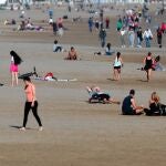 Cientos de personas pasean hoy por la playa de la Malvarrosa de Valencia