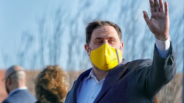 El presidente de ERC, Oriol Junqueras, saluda a los medios de comunicación al salir este viernes de prisión, junto a los otros seis presos del "procés" que cumplen condena en la cárcel barcelonesa de Lledoners