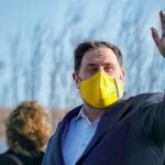 El presidente de ERC, Oriol Junqueras, saluda a los medios de comunicación al salir este viernes de prisión, junto a los otros seis presos del "procés" que cumplen condena en la cárcel barcelonesa de Lledoners