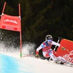 La suiza Lara Gut-Behrami camino de ganar la carrera femenina de Súper G de la Copa del Mundo de Esquí Alpino en Garmisch-Partenkirchen, Alemania, el 30 de enero de 2021. EFE/EPA/Philipp Guelland