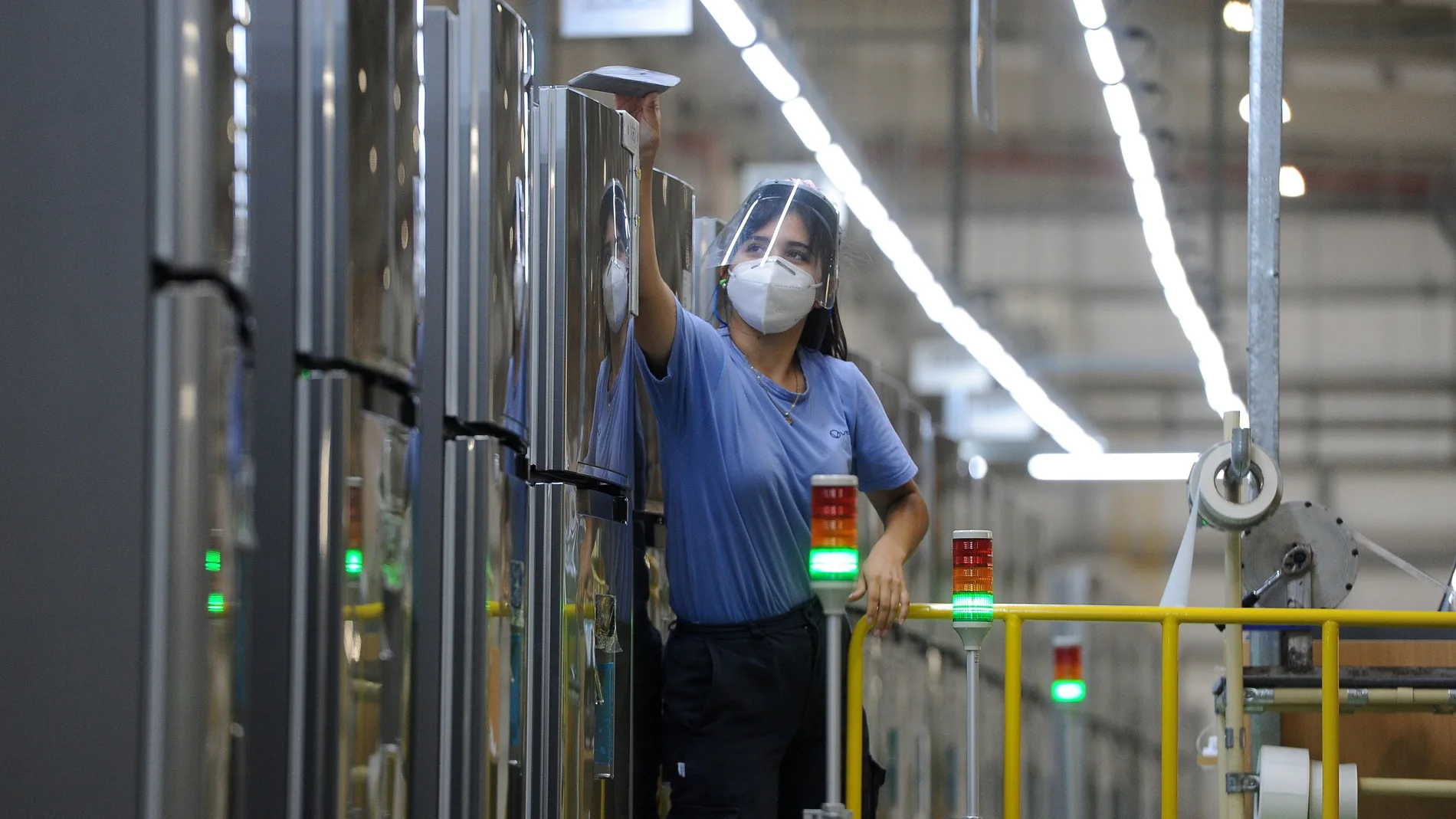 Una trabajadora de la industria de los electrodomésticos