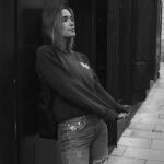 María Pombo con la sudadera más viral de Zara.
